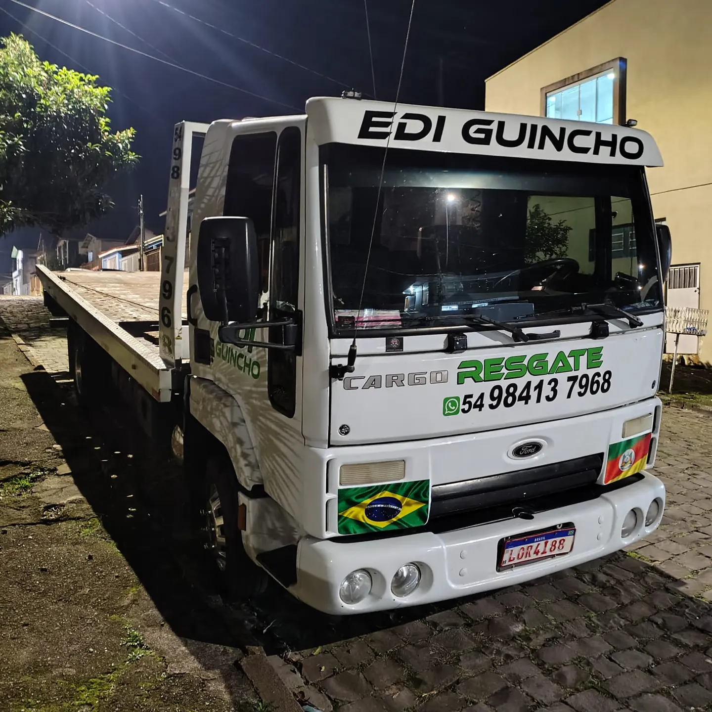 Caminhão guincho plataforma da EDI Guincho em Caxias do Sul